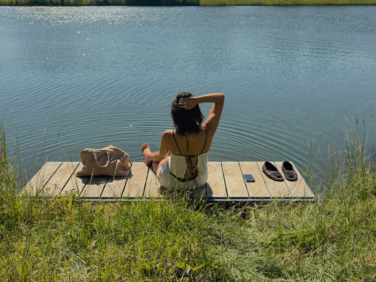 Physiotherapeutin schwimmt entspannt in einem See in der Mittagspause