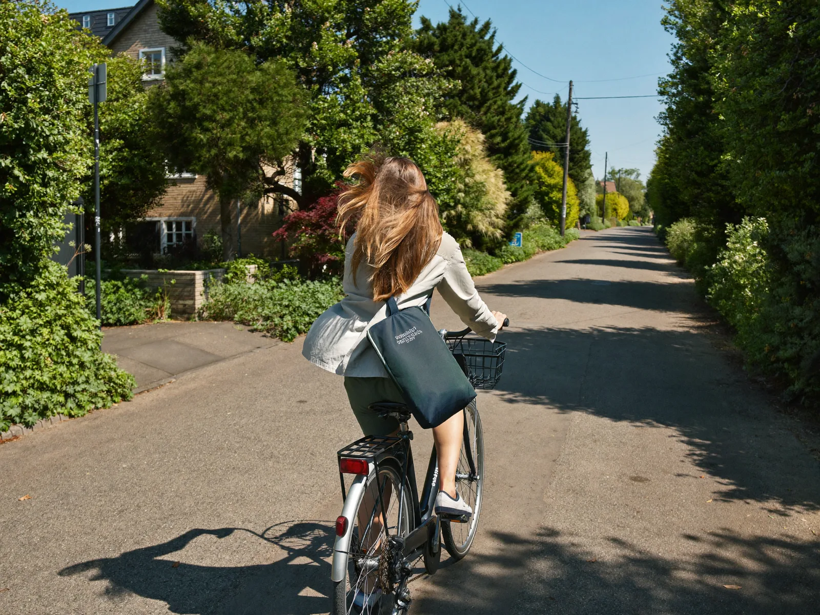 Physiotherapeut fährt mit dem Fahrrad durch die Stadt zum nächsten Patienten